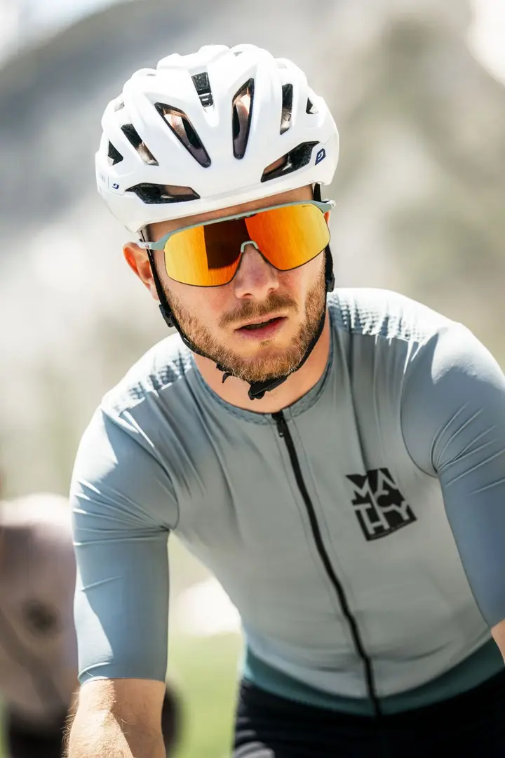 Cycliste avec lunettes de sport ultra légères