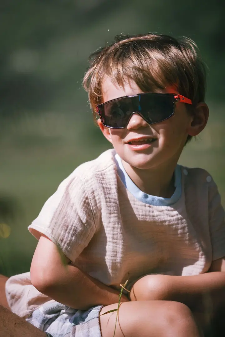 Enfant avec lunettes de sport