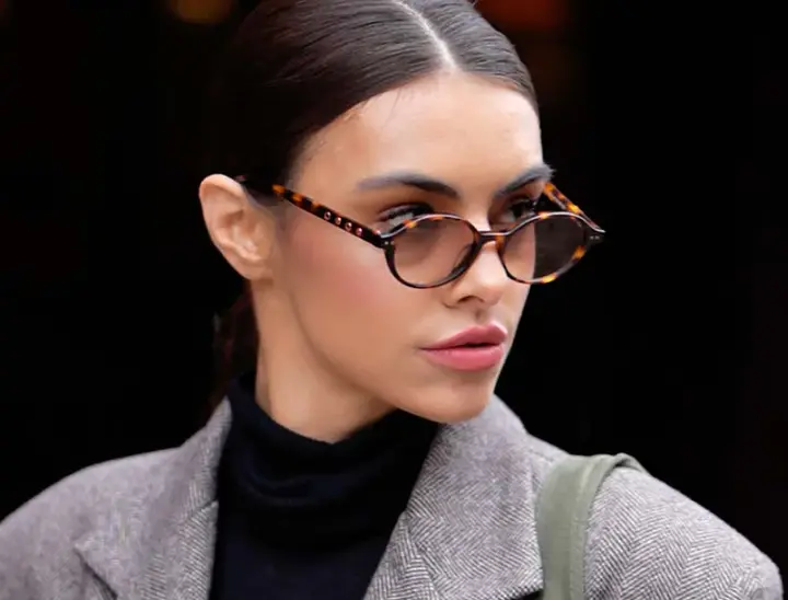 Femme à lunettes de soleil écaille