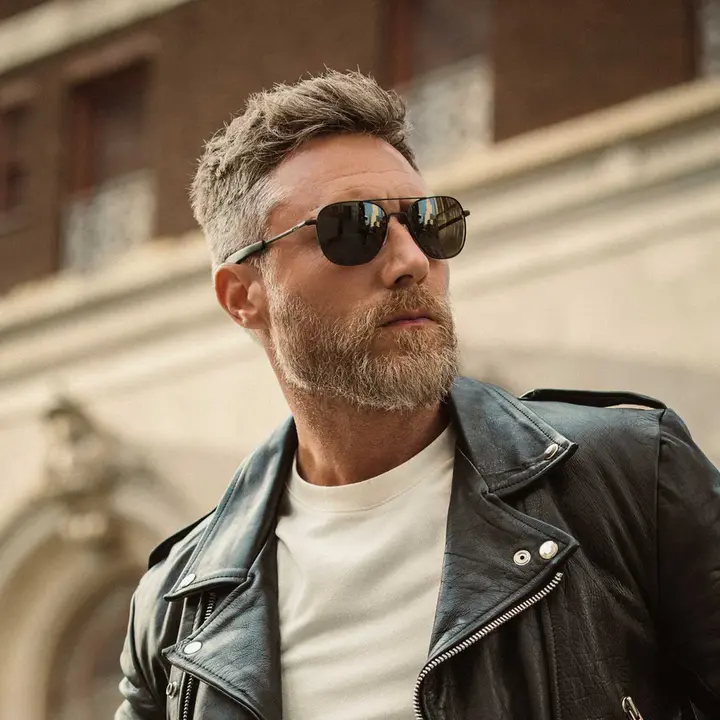 homme portant des lunettes de soleil aviateur