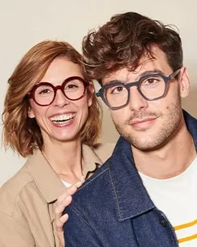 Couple portant des lunettes colorées made in France
