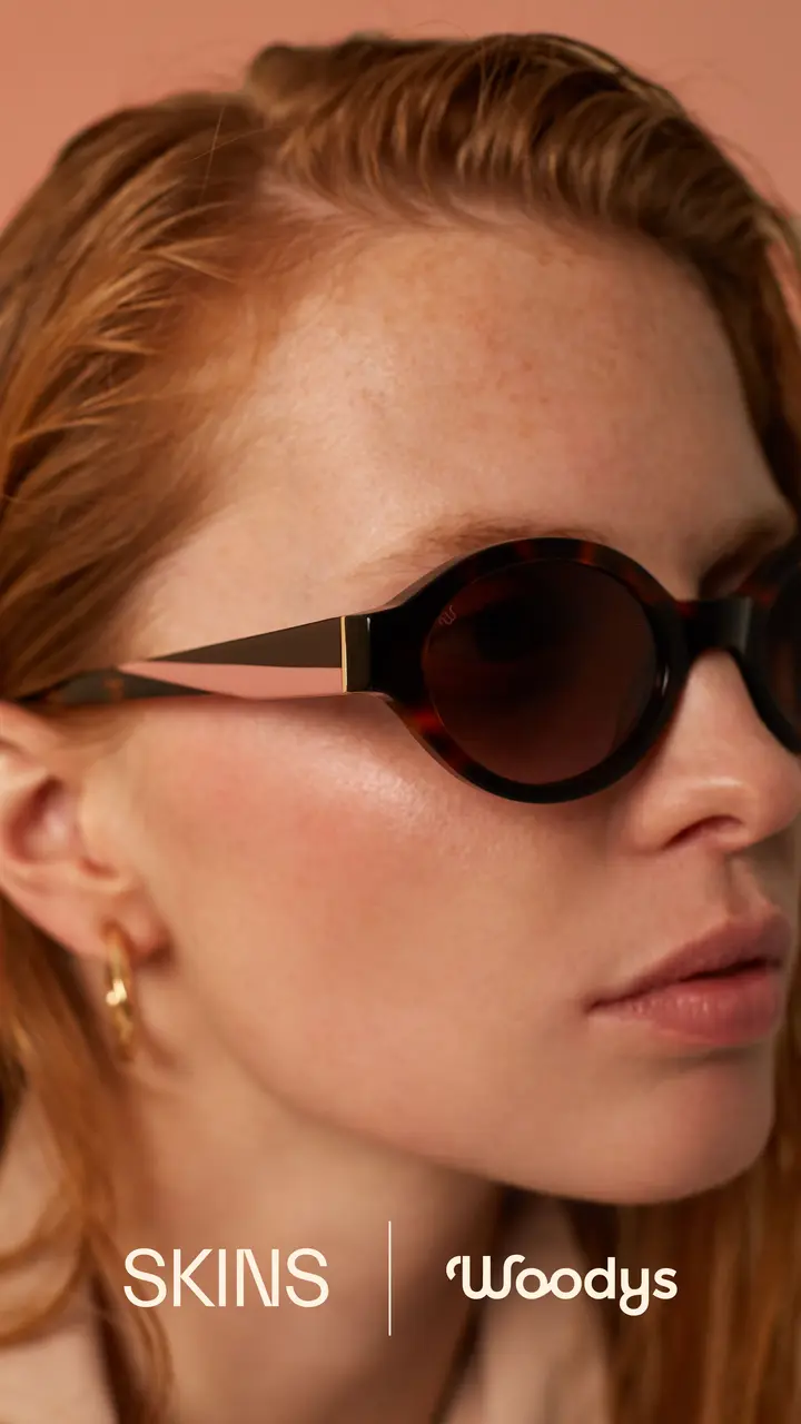 Femme à lunettes de soleil mode