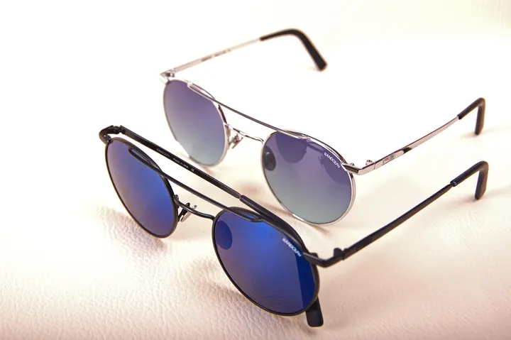 Lunettes de soleil type aviateur stylisées