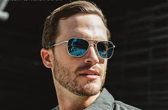 homme portant des lunettes de soleil aviateur