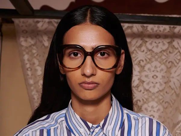 Femme a lunettes stylées Vivienne Westwood