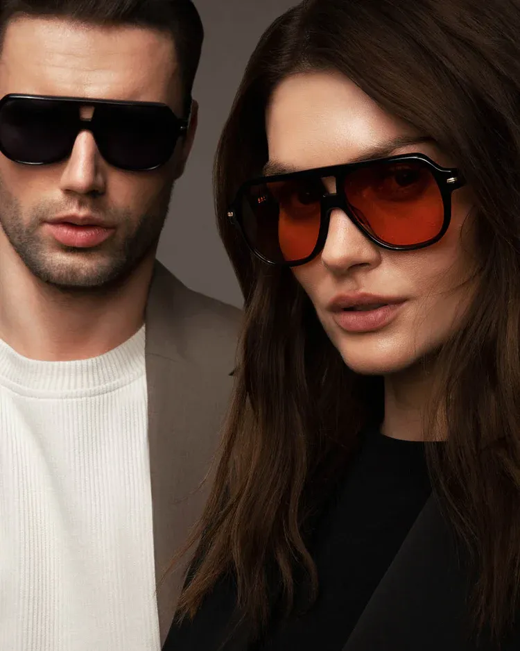 Couple avec lunettes de soleil tendances