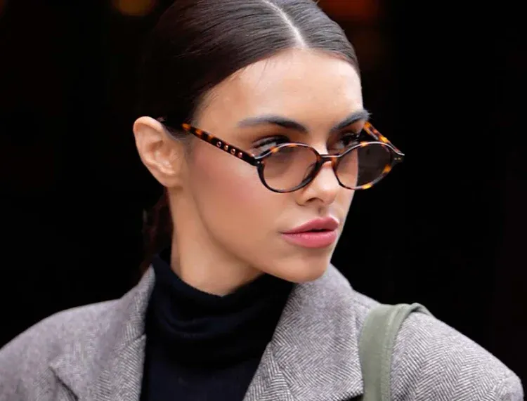 Femme à lunettes de soleil écaille