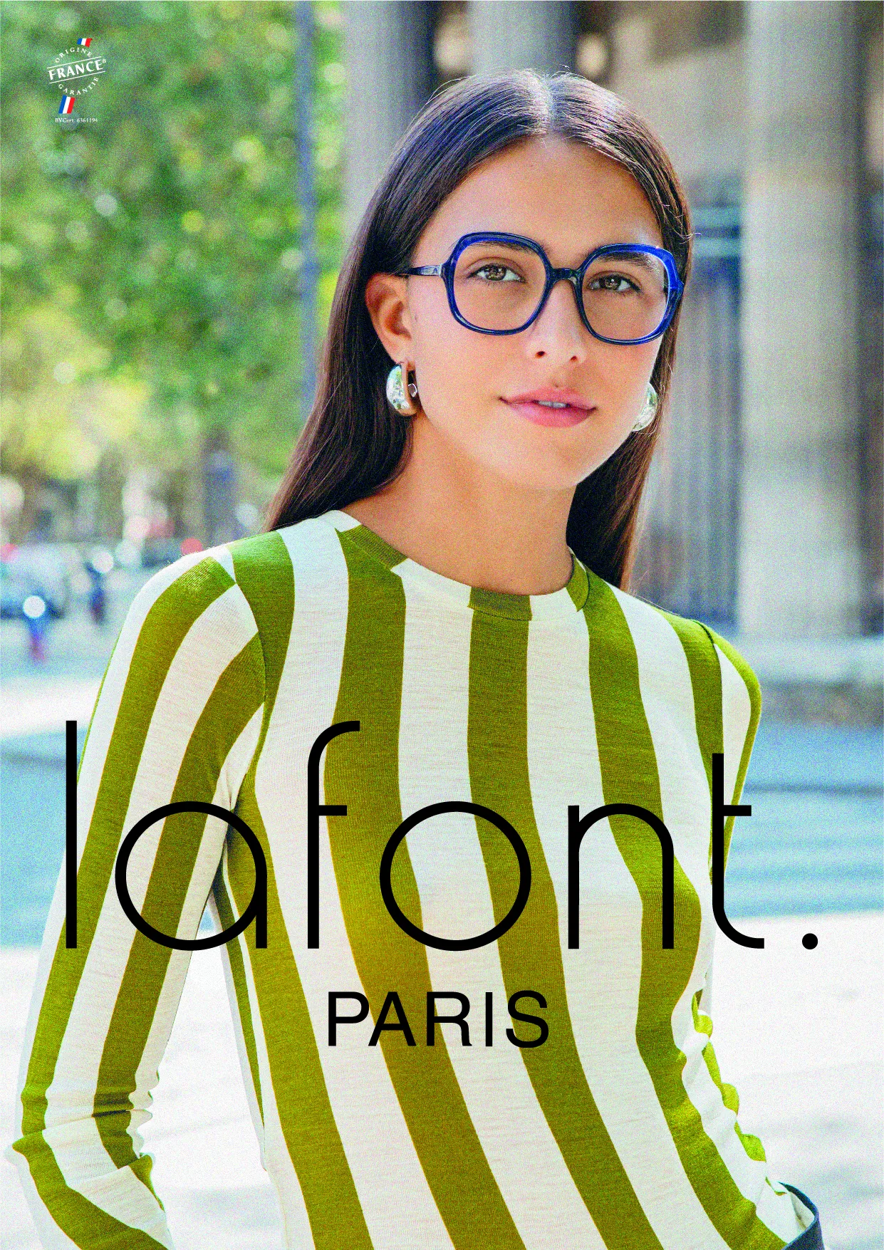 Jeune femme à lunettes bleues fabriquées en France