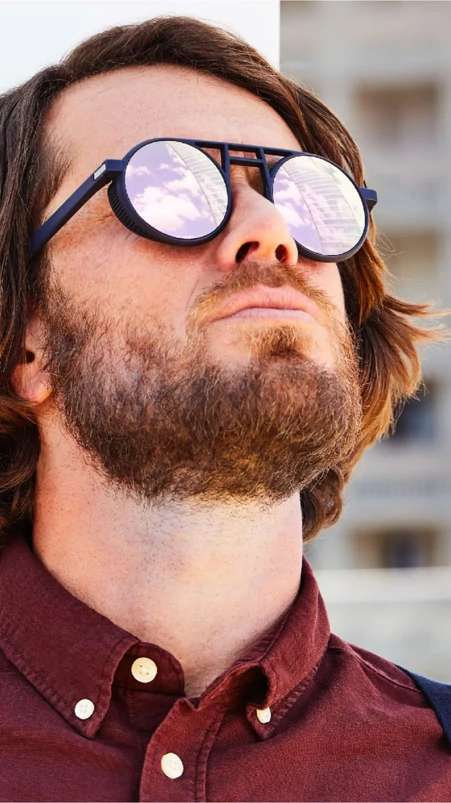 Homme avec des lunettes de soleil 3D fabriquées en France