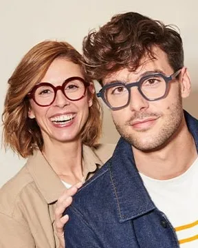 Couple portant des lunettes colorées made in France
