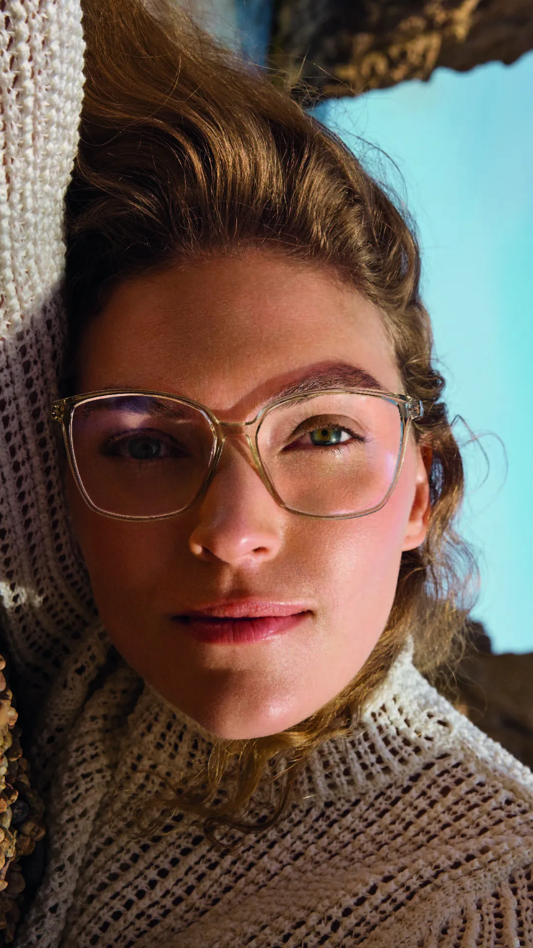 Femme avec lunettes ultra légères en titane