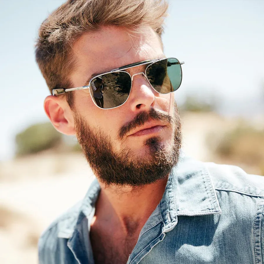 Homme portant des lunettes de soleil aviateur