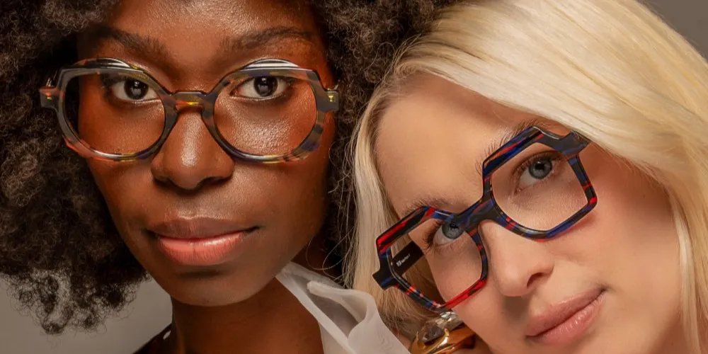 Femmes à lunettes colorées créateur français