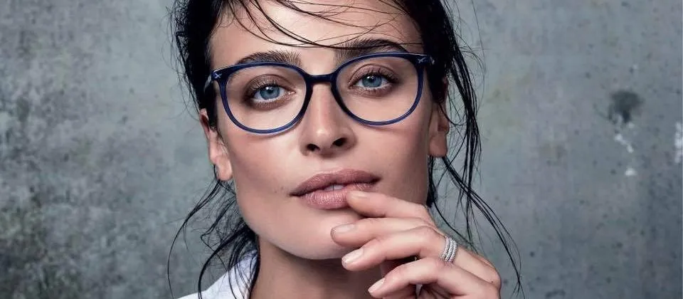 Femme à lunettes fines et élégantes