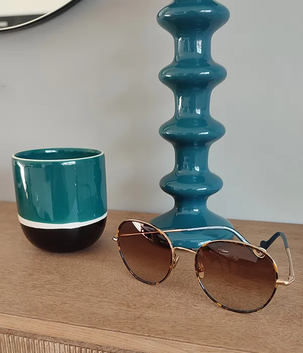 Lunettes de soleil Sarah Lavoine à côté de bibelots