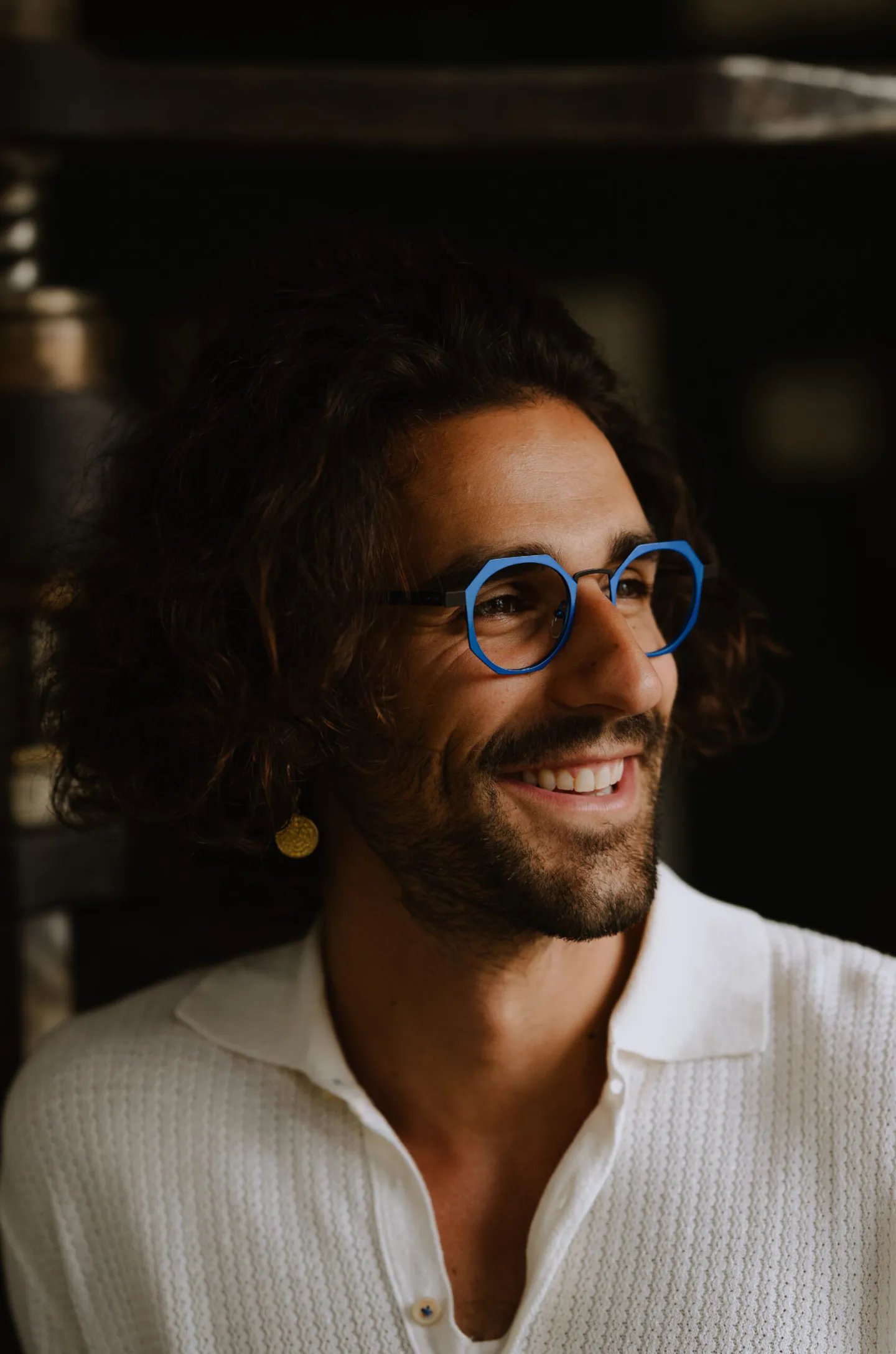 Homme portant des lunettes colorées françaises